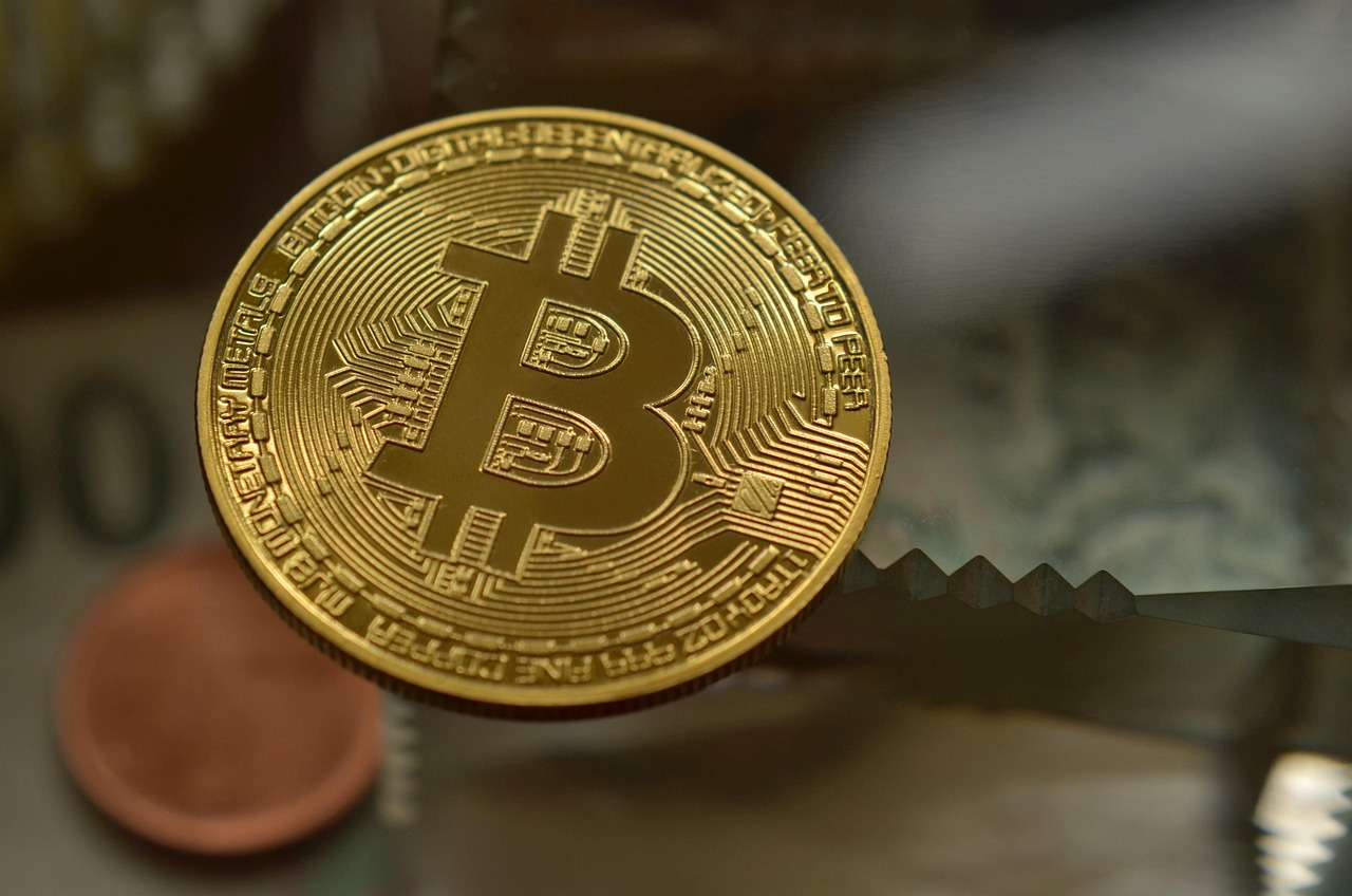 黄金再飙新高！数据：比特币通常在100~150天内跟进拉涨